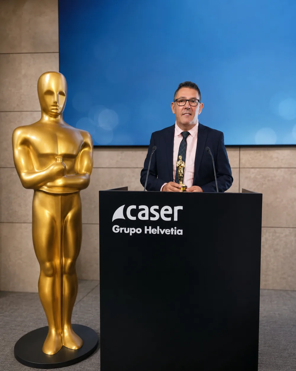 Antonio Granados con un premio nacional de Caser junto al atril de Caser Grupo Helvetia
